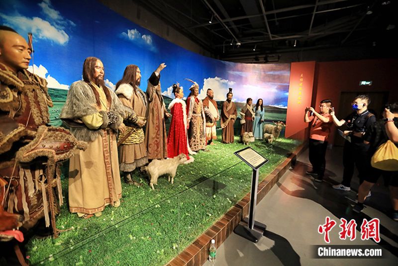 7月24日，40余位兩岸青年走進呼和浩特市昭君博物院參訪，了解內蒙古人文歷史和各民族交流交融故事。 中新社記者 李雪峰 攝